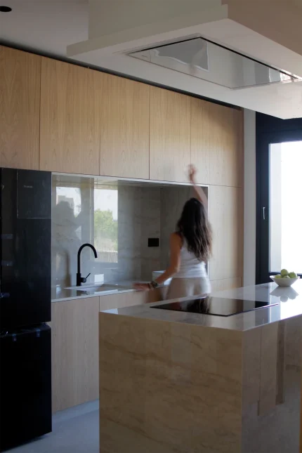 Detalle de la cocina de Casa Mérida con fregadero y mobiliario integrado.