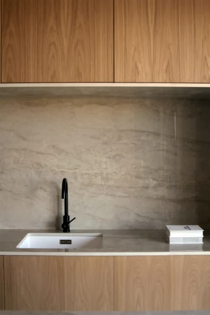 Detalle de la cocina de Casa Mérida con fregadero y mobiliario integrado. Detalle de cocina de Casa