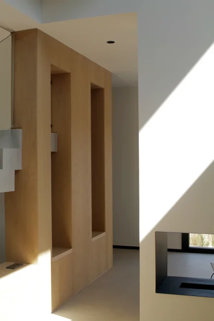 Detalle del salón y la escalera de Casa Mérida con conexión entre estancias.