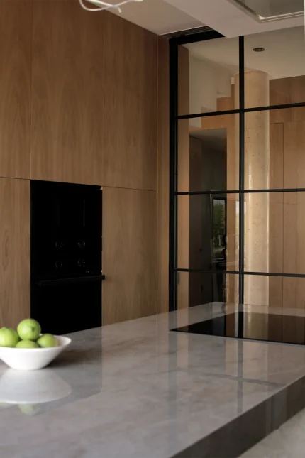Detalle de la cocina de Casa Mérida con encimera y electrodomésticos integrados.