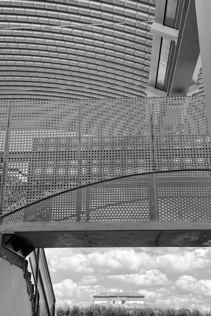 Pasarela del Complejo Deportivo Municipal de Marchena, integrada en el recorrido exterior del equipamiento vista frontal.