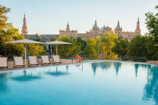 Reforma de la piscina del Hotel Meliá Sevilla. Detalle del borde de la piscina.