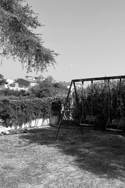 Reforma de chalet en Mairena del Alcor. Jardín del chalet reformado en la urbanización El Torreón con zona de columpios.