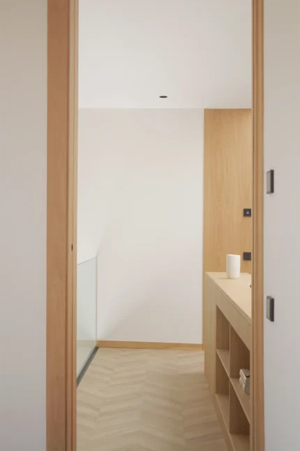 Pasillo de la planta primera de Casa Mérida con diseño interior contemporáneo.