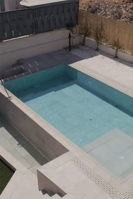 Piscina exterior de Casa Mérida integrada en la vivienda.