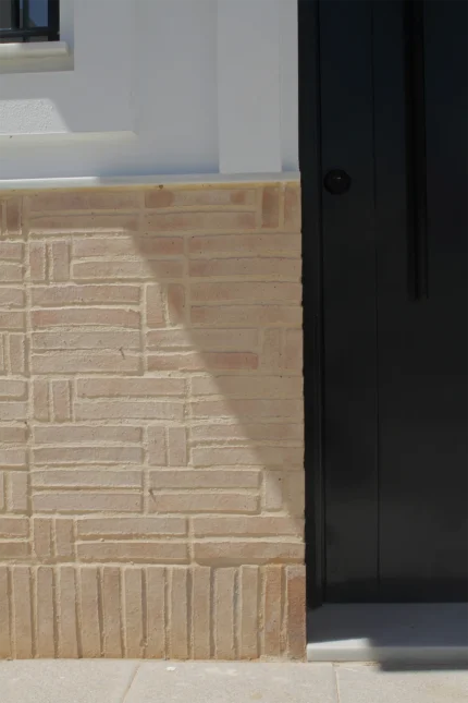 Detalle de la fachada de Casa Rosca con acabados exteriores del proyecto.