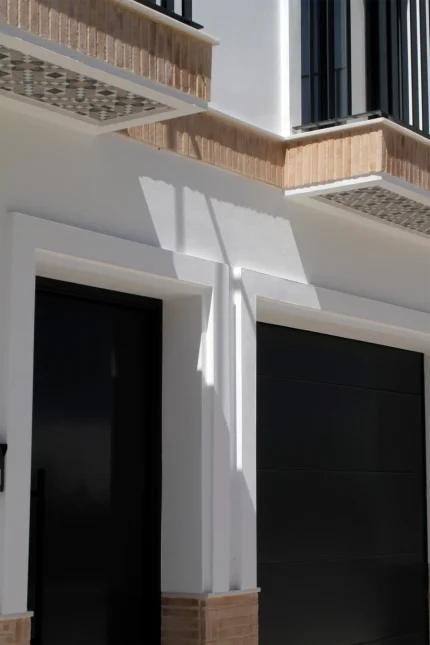Detalle de la fachada de Casa Rosca con acabados exteriores del proyecto.