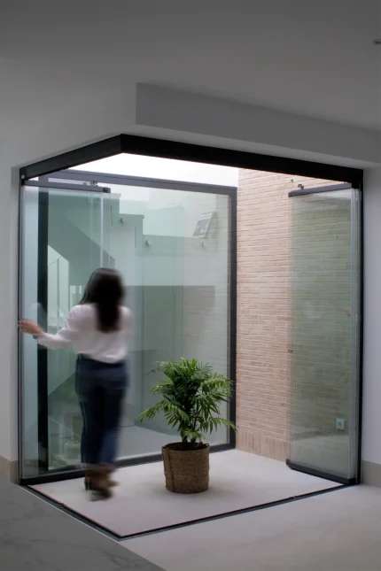 Vivienda unifamiliar en Alcalá de Guadaíra: Patio abierto de Casa Rosca conectado con los espacios interiores de la vivienda.