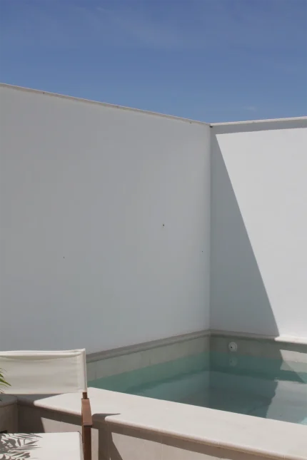 Piscina exterior de Casa Rosca integrada en el patio de la vivienda.