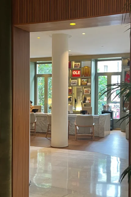 Entrada a la recepción del hotel Gran Meliá Colón en Sevilla desde el lobby.