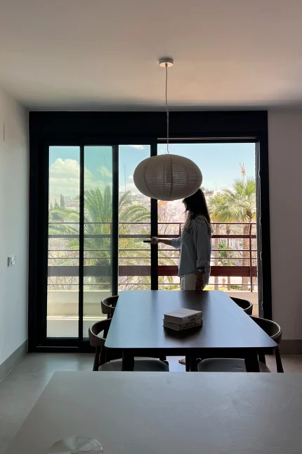 Comedor del Piso Duque junto a un gran ventanal, dentro de un proyecto de reforma residencial con diseño interior contemporáneo.