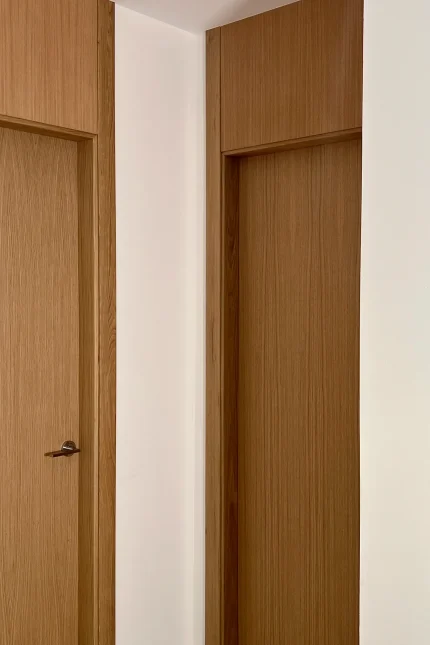 Detalle de las puertas interiores del Piso Duque, dentro de una reforma residencial con diseño contemporáneo.