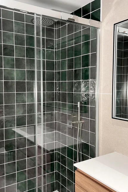 Baño reformado del proyecto Piso Duque con acabados actuales y diseño funcional.