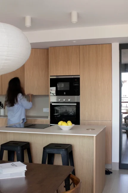 Detalle de la cocina reformada del proyecto Piso Duque con acabados contemporáneos.